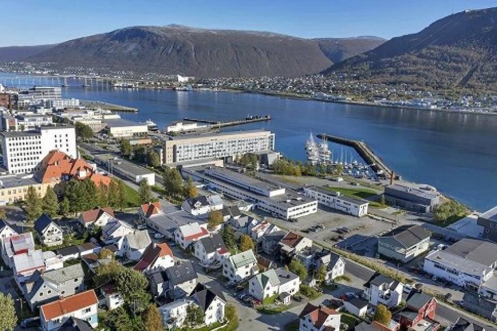 In The Heart Of The Aurora Borealis - Tromso City Kültér fotó