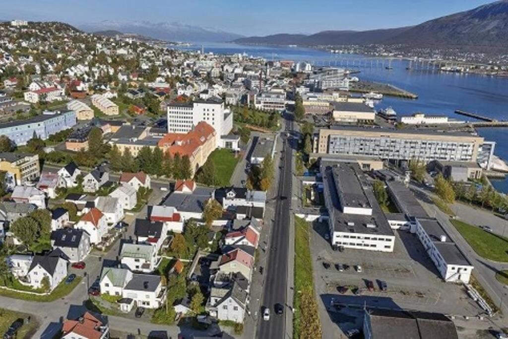 In The Heart Of The Aurora Borealis - Tromso City Kültér fotó