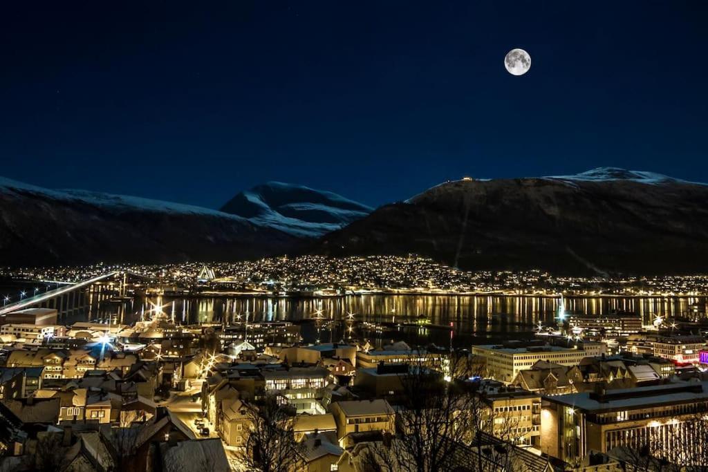 In The Heart Of The Aurora Borealis - Tromso City Kültér fotó